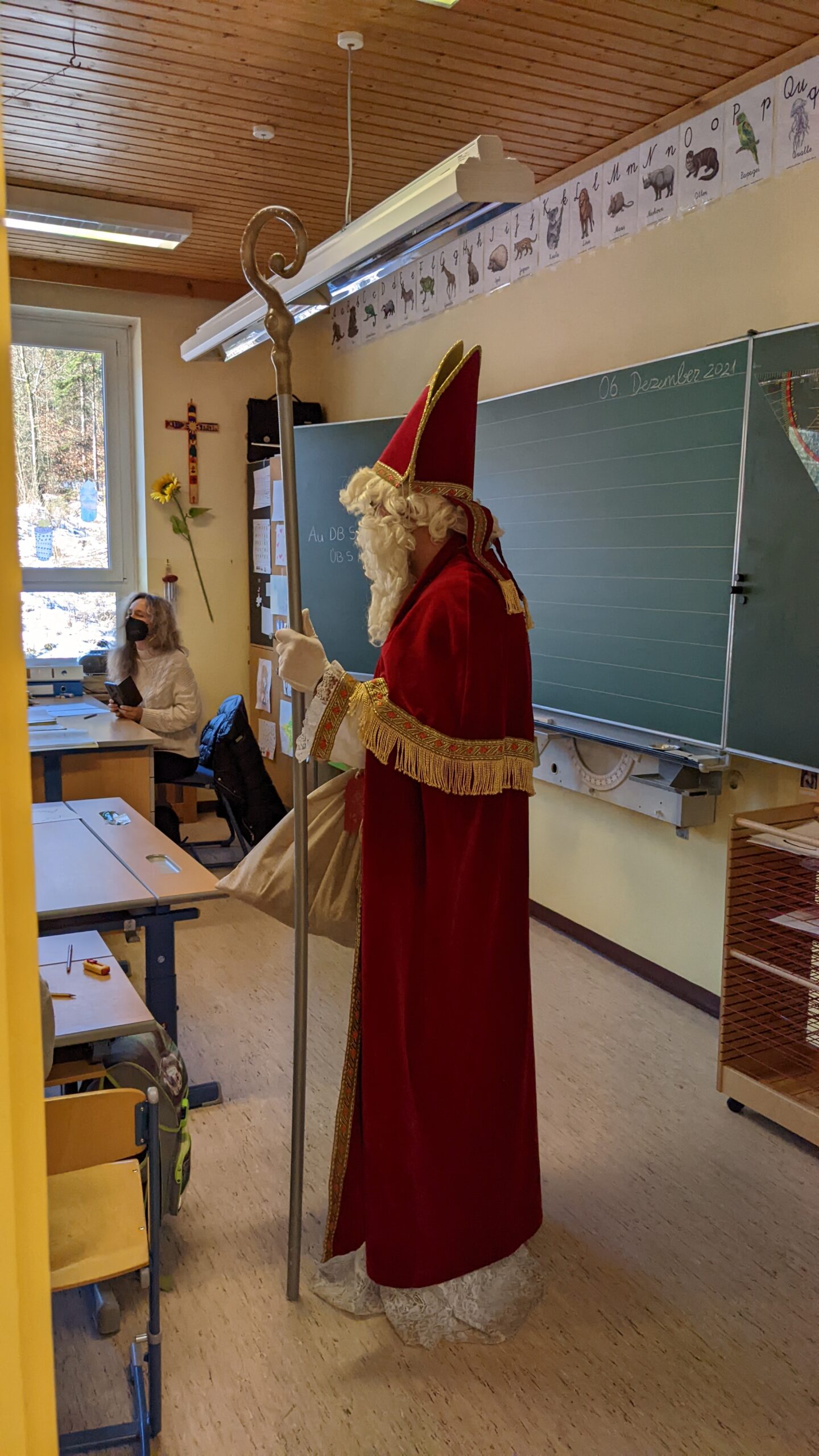 Nikolaus besucht die Schule